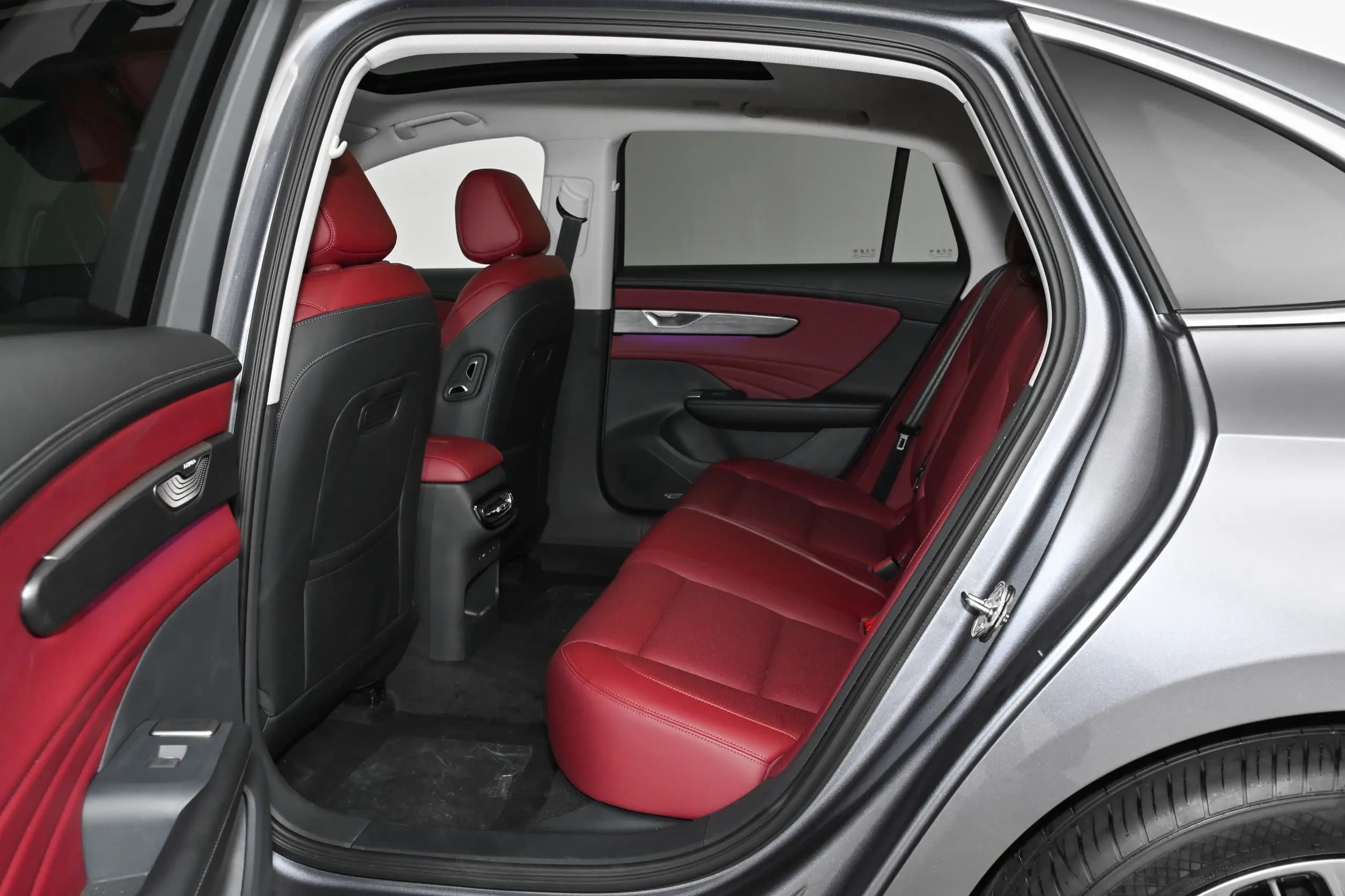 Jetour Traveler 2026 PLUS 2.0TD XWD Conquer+ 7-Seater